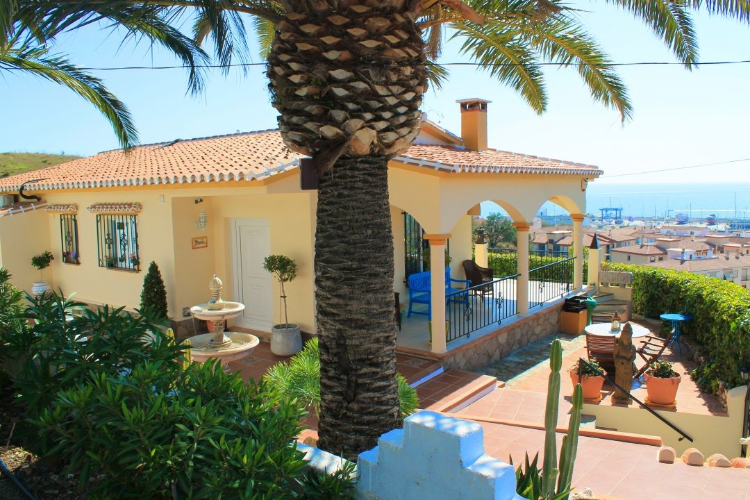 Chalet independiente en venta en Caleta de Velez